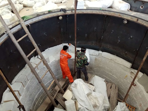 井式爐背襯毯鋪設(shè) 井式爐背襯毯鋪設(shè)