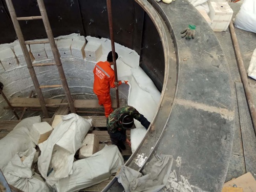 井式爐保溫背襯毯錯縫鋪設(shè) 井式爐保溫背襯毯錯縫鋪設(shè)