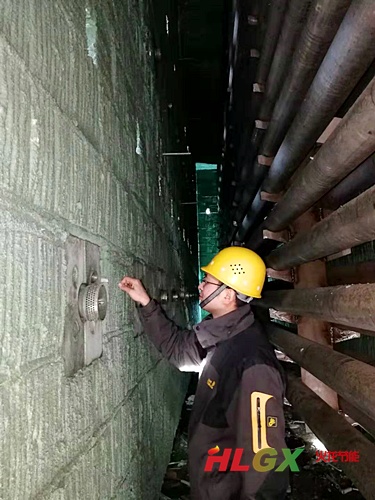 第1臺熱風爐施工完畢噴涂防輻射料后.jpg 第1臺熱風爐施工完畢噴涂防輻射料后.jpg